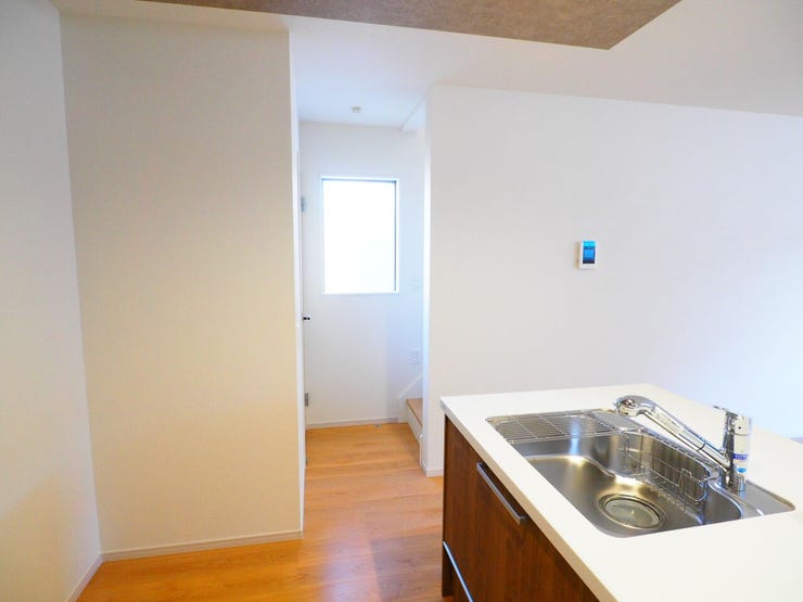 キッチン横に窓があり明るい光が差し込みます。