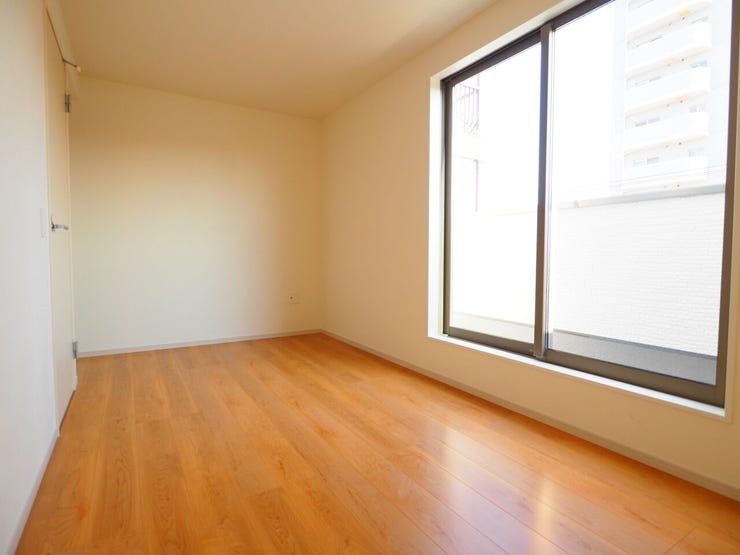 穏やかな光が差し込む室内には、穏やかな時間が流れます。休日には、落ち着いた空間で自分の趣味を楽しむのはいかがですか。