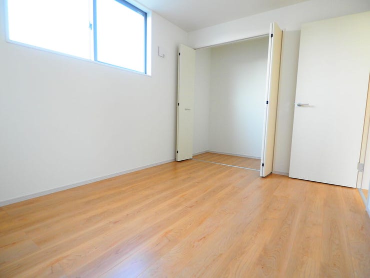 充分な広さの収納を備え、採光良好な洋室は、快適空間。プライベートの時間もゆったりお寛ぎ頂けそうです。