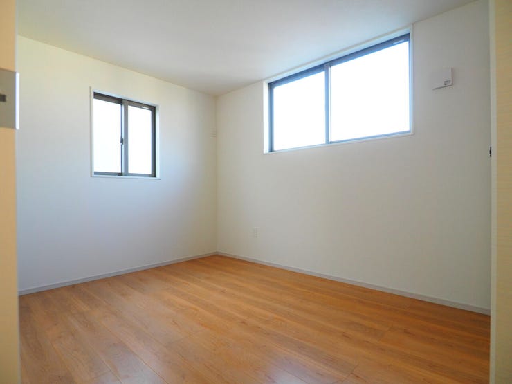 2面採光の洋室で優しい自然光の差し込む明るい室内です。