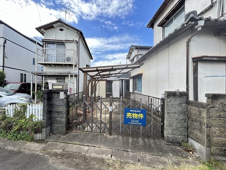 カーポート奥の住宅です