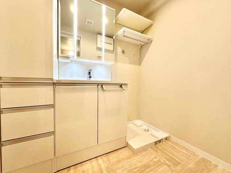 洗面台は大容量収納の三面鏡タイプ♪