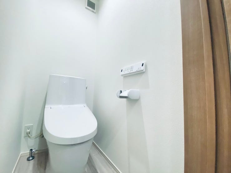 白色ベースの清潔感のあるトイレです♪