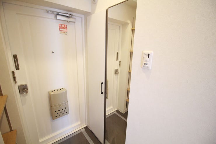 家の顔となる玄関。収納部分を多く採用し、スッキリとした広さを確保しました。