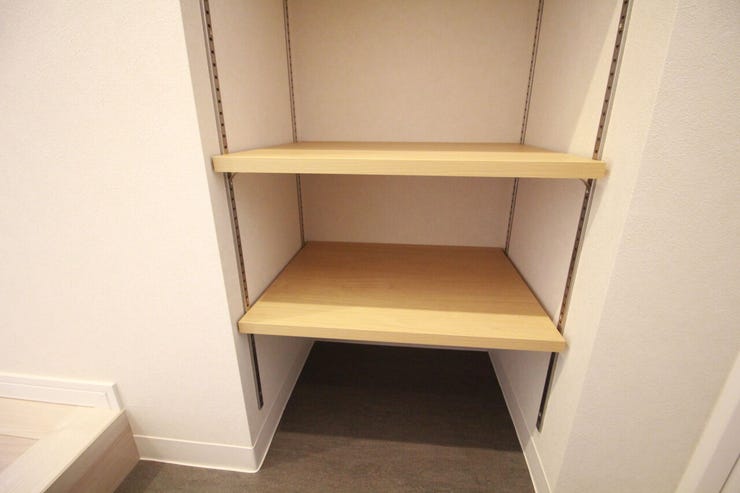 【シューズボックス】完備の玄関スペース。姿見もご用意しておりますので、お出かけや通勤・通学時の身だしなみチェックもバッチリですね♪