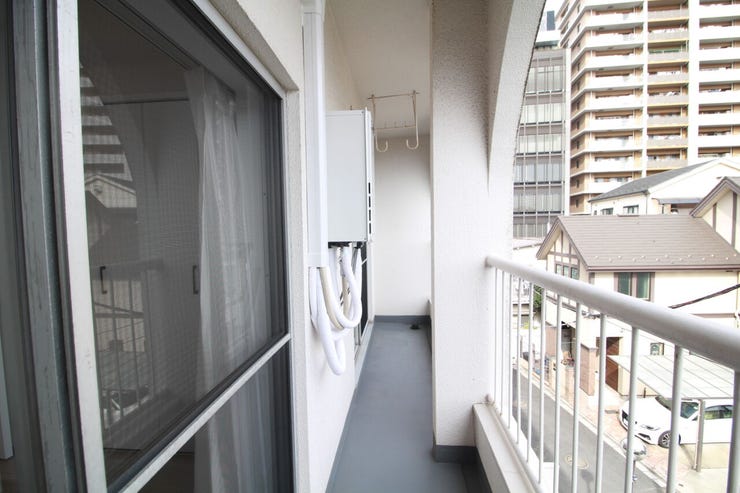 二部屋続きのバルコニーは洗濯物のほかに布団も干せるうれしい広さがあります。