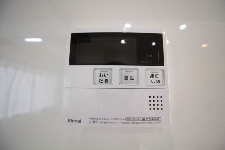【給湯器リモコン】キッチンからお風呂のお湯張りが出来て便利です。