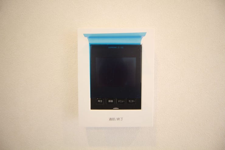 「見える安心」をカタチにしました。誰が来てもわかる様にモニター付きインターホンを設置。家事導線を考慮した個所に設置し、防犯性と利便性に優れ快適と安らぎを合わせた優しい設計。