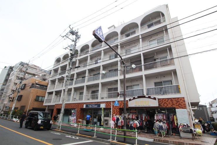 【外観】
住む人を映し出す洗練された佇まいは、いつまでも輝き続けながらいつしか街の風景に溶け込んでいきます。