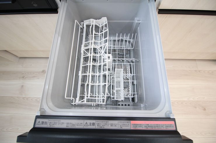 【食器洗浄乾燥機】家事のお手伝いをしてくれます。食器を洗っている間にお掃除など、様々なシーンで家事の時短に役立つ食洗機。