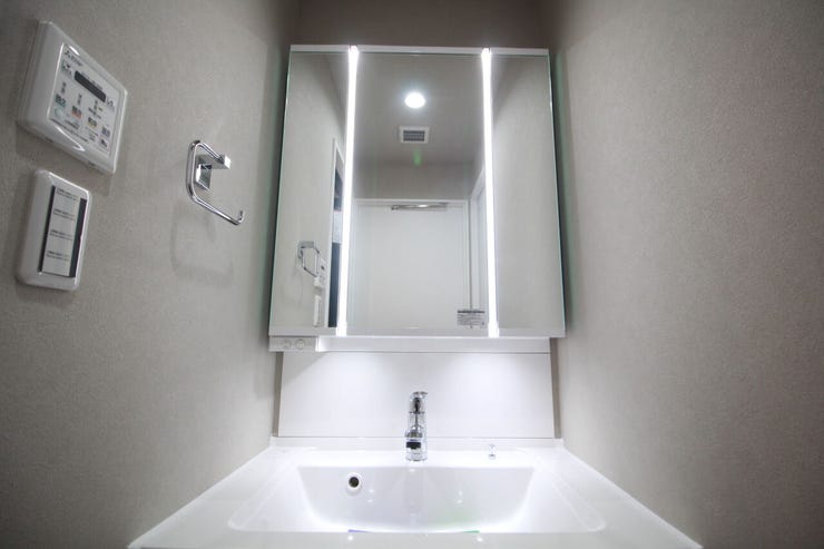 【三面鏡化粧台】収納力と機能性に優れお手入れもラクラク。朝の身支度もこれで快適です!