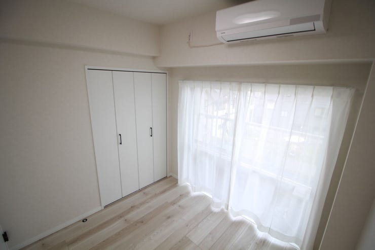 シンプルなデザインの洋室に収納を完備。生活に必要なものをすっきり片付けられ、快適な空間が保てます。