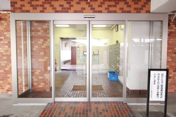 エントランスへと導いてくれるアプローチ。きっとその先にも素敵な空間が広がっているんだろうなと期待が膨らみます。