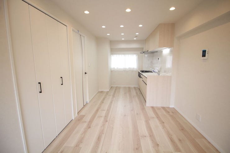 柔らかな色合いのフローリングと清潔感の溢れるクロスが明るい空間を創り出しているリビングダイニング。