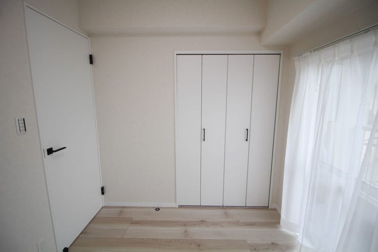 大きな窓からたっぷりと陽光が注がれる明るい空間。一日の疲れを癒やしてくれる、時を忘れて過ごせる空間。