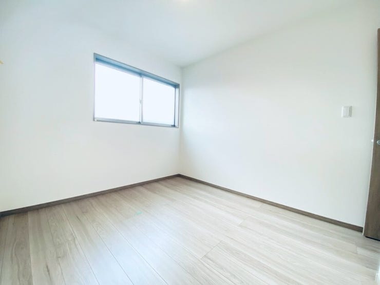 光も入る明るい洋室です☆