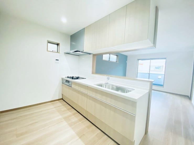 リビングを見渡せるキッチンになっております!小さいお子さんのいる家庭でも安心です♪