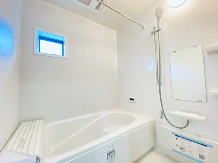 白色ベースの清潔感ある浴室です。1日の疲れをゆっくり癒しましょう♪