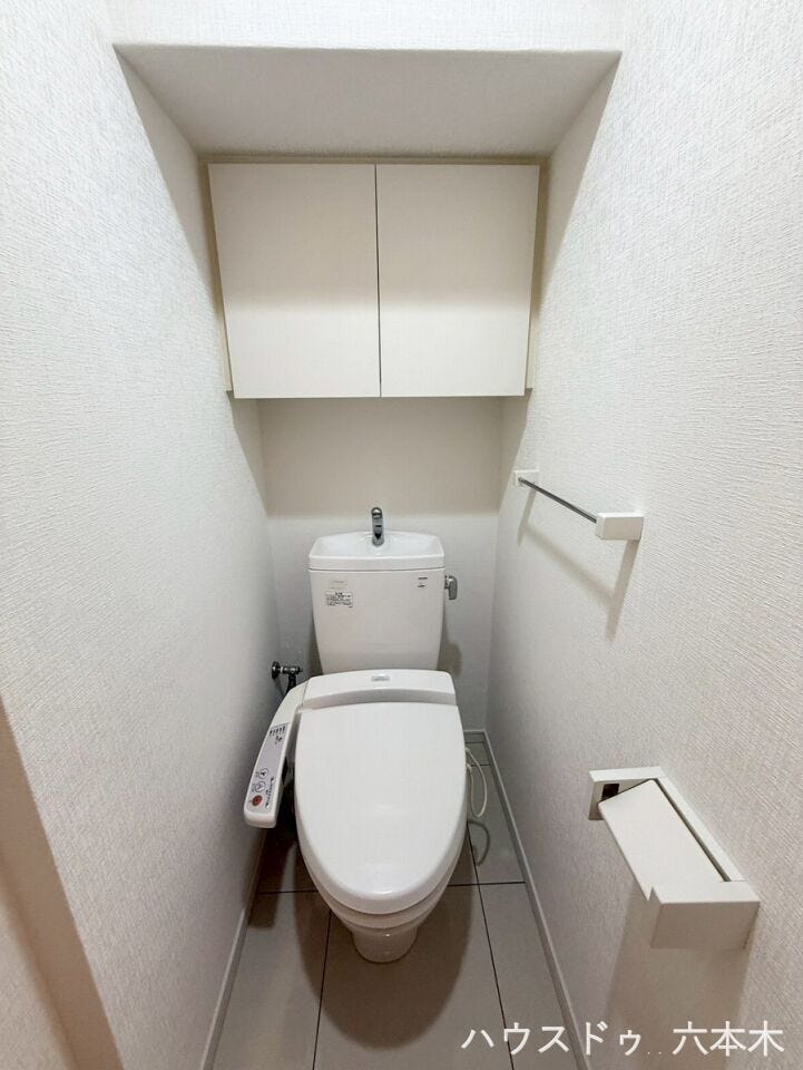 温水洗浄便座付きの清潔感あるトイレ