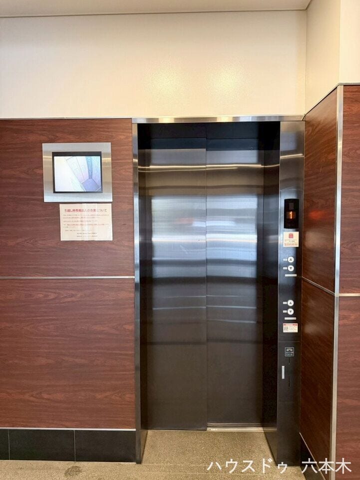 エレベーター1階にはモニターあり