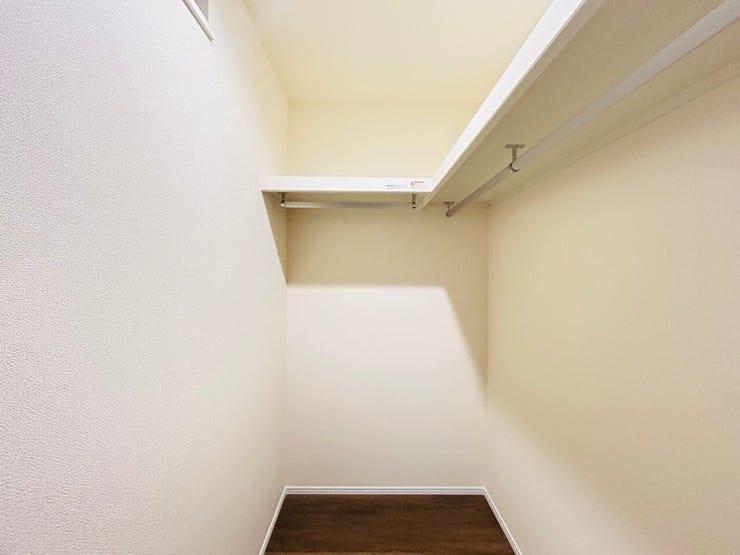 ◇主寝室のウオークインクローゼットは広めなので沢山の洋服が収納できます(^^)/