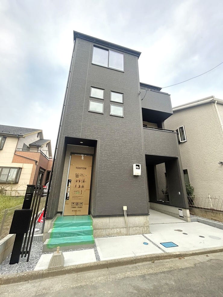 【外観】
ビルトインガレージになっているので、雨の日なども車が濡れずらいですね♪