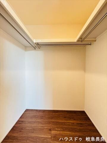 ≪7.7帖洋室≫
ご家族全員の衣類をまとめて収納できる大容量のクローゼット。家事動線もスムーズになり、整理整頓の習慣とゆとりのある暮らしをサポートします。