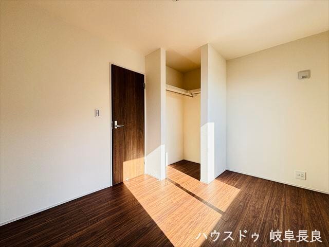 ≪5帖東側≫
大きな窓からたっぷりの日差しが入り、明るいお部屋になっています。