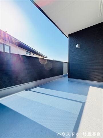 日当たりが良く、洗濯物を気持ちよく干せるバルコニーです。外の景色や風を感じながら、くつろぎのひとときを過ごせる、プライベートな屋外空間です。