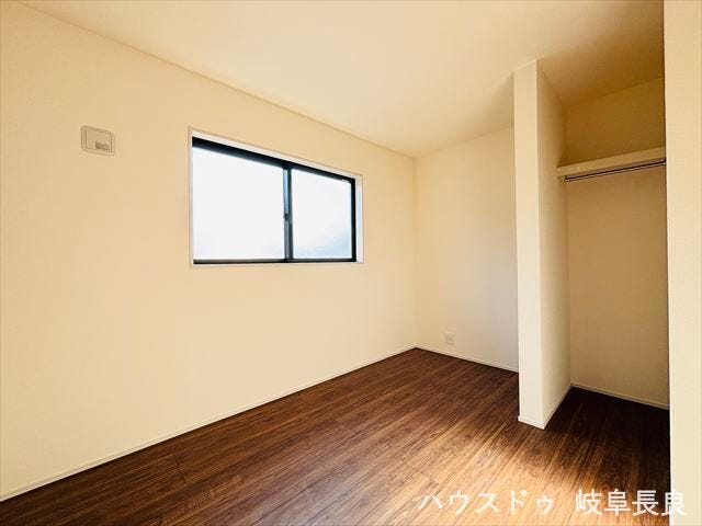 ≪5帖西側≫
採光もしっかり考えられており、明るさを確保しながら落ち着きのあるデザインで心地よく過ごせます。