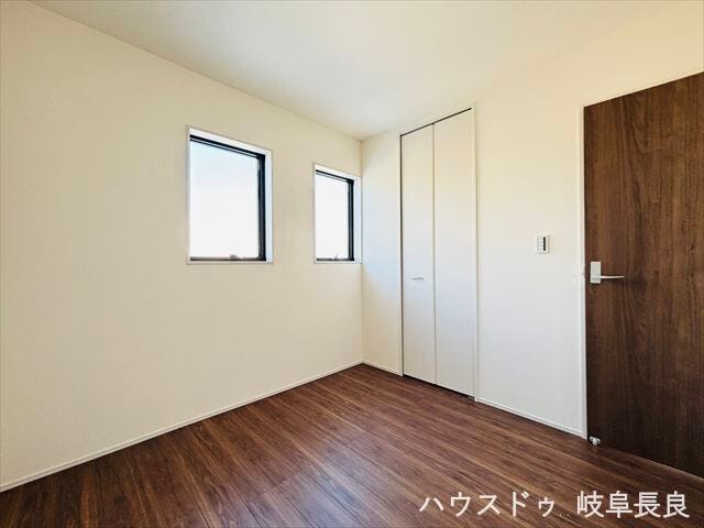 ≪4.5帖≫
北側の洋室は、自然光が穏やかに差し込み、落ち着いた雰囲気の中でゆっくりとくつろげる静かな空間です。