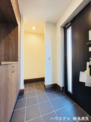 天井高さまであるシューズボックスは住まいの顔ともいわれる玄関をきれいに保ってくれます。