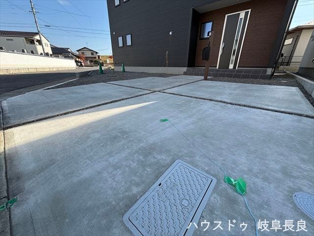 平坦地で2台駐車可能です。縁石や電柱などの駐車の妨げになるものがなく、ご家族やご友人様が初めて来ても停めやすいです。