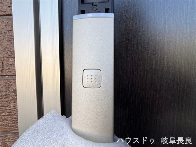 ≪スマートロック≫
スマートフォンやカードキーで施錠・解錠ができるキーレスな生活。両手が荷物で塞がっていてもスムーズに入れます。