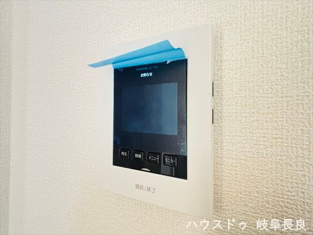 ≪モニター付きインターホン≫
訪問者の顔を確認してから応対できるのは防犯の効果が高まり、暮らしに安心を与えてくれます。
