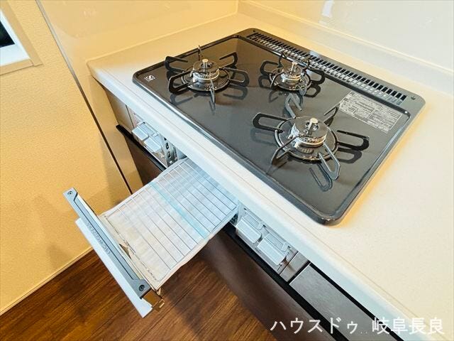 ≪コンロ≫
三口コンロで同時調理でき、時間を短縮。グリルで焼き魚やオーブン料理も手軽に楽しめます。