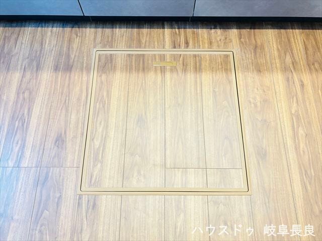 ≪床下収納≫
キッチンの足元に設けた床下収納は、梅干しや根菜、調味料などのストックに最適です。生活空間を邪魔せず、収納力を高める、賢くて便利な隠れた収納です。