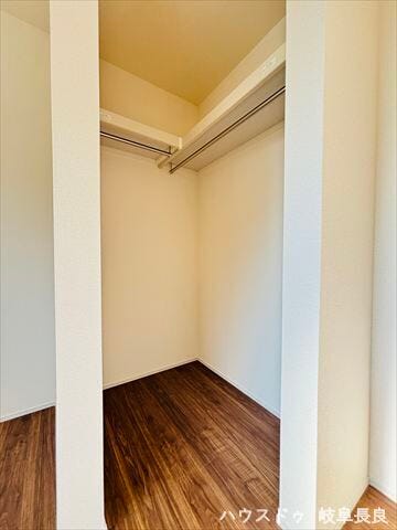 ≪5帖西側洋室≫
スペースを有効活用した収納スペースです。活用することで、お部屋の中をスッキリ快適に保てます。