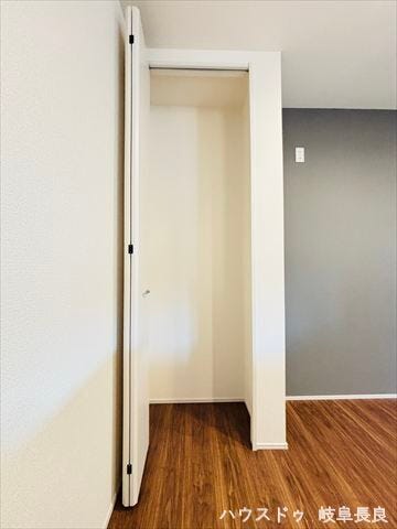 ≪キッチン横≫
キッチン横に収納があるので、食品ストックなどもスッキリとしまって保管できますね。