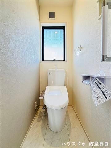 ≪2F≫
窓から自然光が入る、明るく清潔感のあるトイレです。こまめな換気が可能で匂いや湿気がこもりにくく、いつも気持ちよく快適にご利用いただけます。