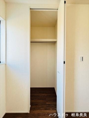 ≪4.5帖洋室≫
扉を閉めれば中は見えないすっきりとしたクローゼットです。たっぷりの衣類を収納しても、お部屋の生活感を隠し、常に整った美観を保てる機能的な収納です。