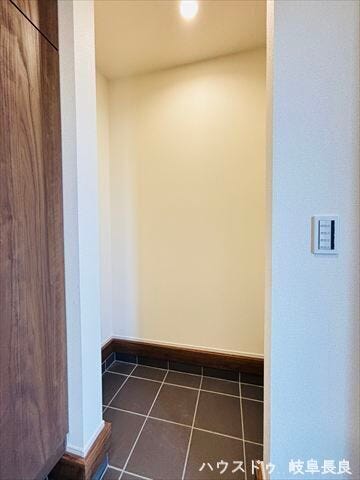 ≪シューズインクローゼット≫
靴だけでなくベビーカーやアウトドア用品も土間に収納できます。玄関周りを常にすっきり保ち、趣味を快適に楽しめる空間です。