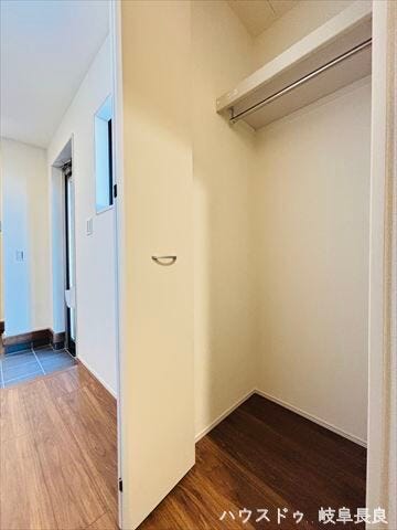 ≪玄関横≫
外遊びの道具や防災用品など、かさばる荷物をまとめて収納できます。玄関周りをすっきり保てます。