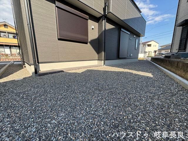 ガーデニングやバーベキュー、お子様の遊び場にもなるプライベートな庭です。外の空間を自由に楽しめ、暮らしに豊かな彩りを添えます。