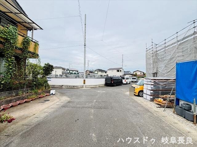 【北西側前面道路東向き】幅員約6mの前面道路です。車の出し入れもしやすく、また配達などの車が停まっていても通行出来る道幅となっています。
