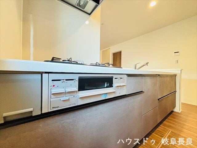 窓から光が差し込み、昼間は照明いらずのキッチン。壁に向かって調理できるので、包丁や火を使う作業にしっかり集中できます◎