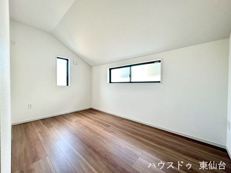 5.5帖の洋室です♪二つの表情が違う窓がおしゃれです♪