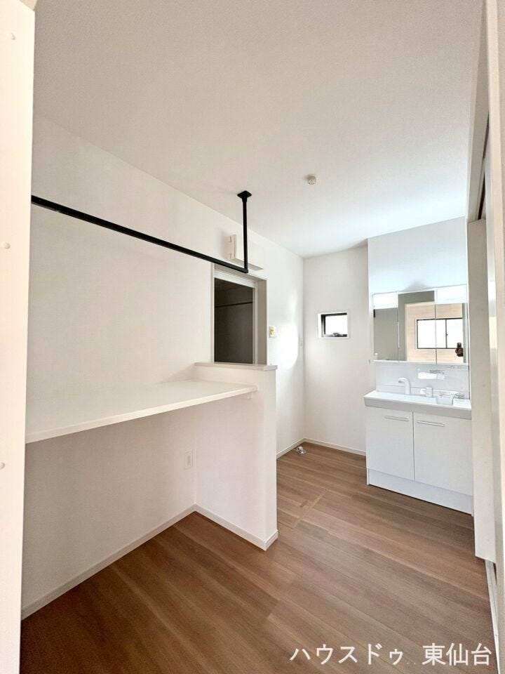 広々とした洗面所♪アイロンがけもできるカウンターがあります♪
アイアンバーがおしゃれなアクセントだけではなく便利な洗面所です♪