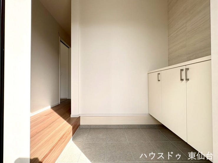 白ですっきりまとまったおもてなしの玄関です♪