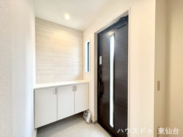 ロータイプの靴箱が圧迫感のない玄関です♪